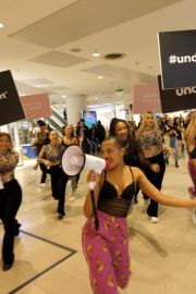 Ouverture de boutique UNDiZ.
16 danseuses habillées avec la nouvelle collection de l’enseigne revendiquaient leur féminité et portaient fièrement le message...