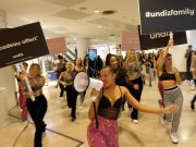 Ouverture de boutique UNDiZ.
16 danseuses habillées avec la nouvelle collection de l’enseigne revendiquaient leur féminité et portaient fièrement le message...