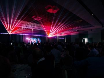 Digital shows - Evènement pour les 10 ans d’une grande entreprise française ! Un show technologique haut en couleurs ! Agence @rivedroiteevenement  Merci...